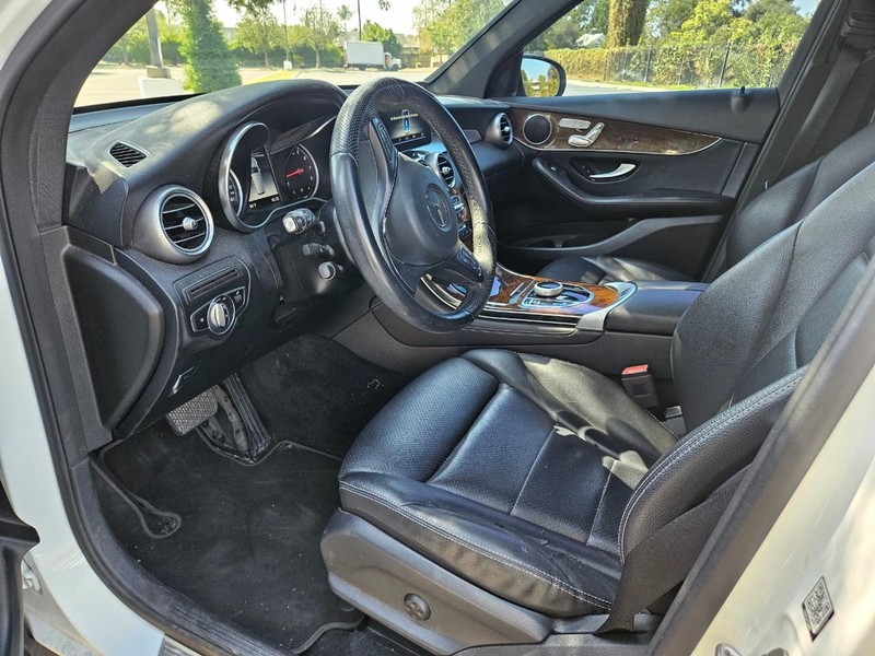 Mercedes-Benz GLC Vehicle Full-screen Gallery Image 12