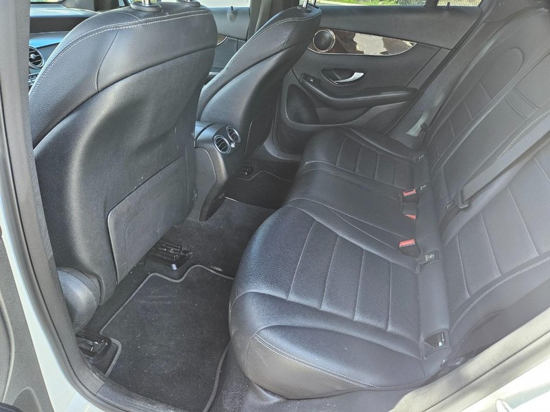 Mercedes-Benz GLC Vehicle Full-screen Gallery Image 13