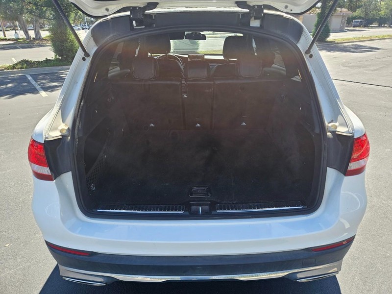 Mercedes-Benz GLC Vehicle Full-screen Gallery Image 14