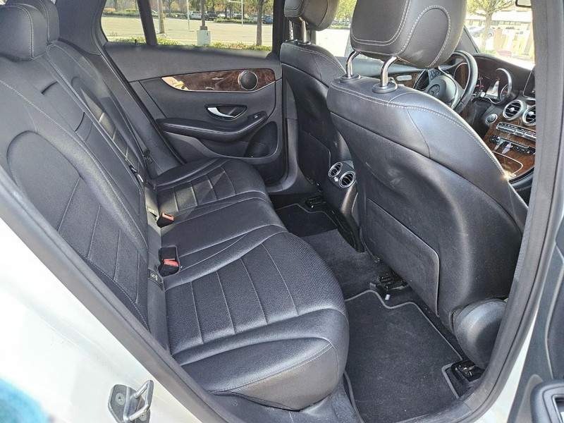 Mercedes-Benz GLC Vehicle Full-screen Gallery Image 15