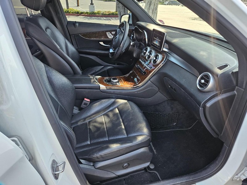 Mercedes-Benz GLC Vehicle Full-screen Gallery Image 16