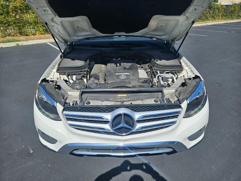 Mercedes-Benz GLC Vehicle Full-screen Gallery Image 17