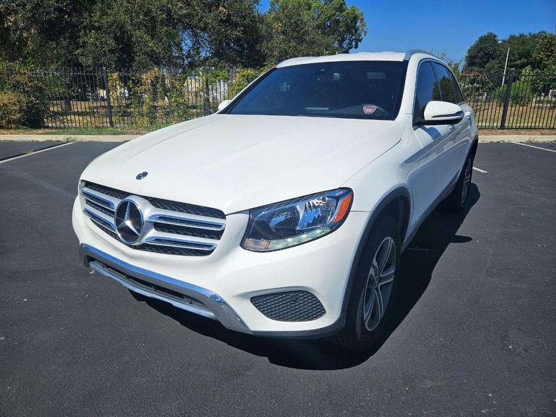 Mercedes-Benz GLC Vehicle Full-screen Gallery Image 18