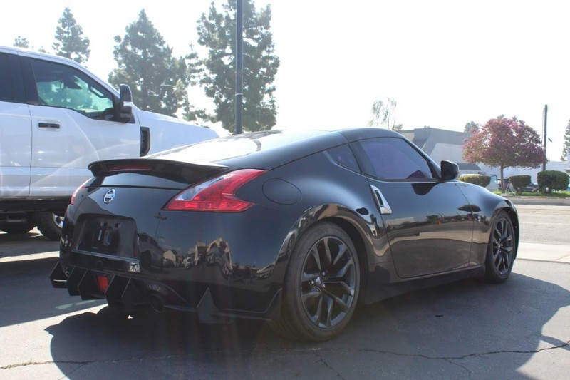 Nissan 370Z Vehicle Full-screen Gallery Image 03