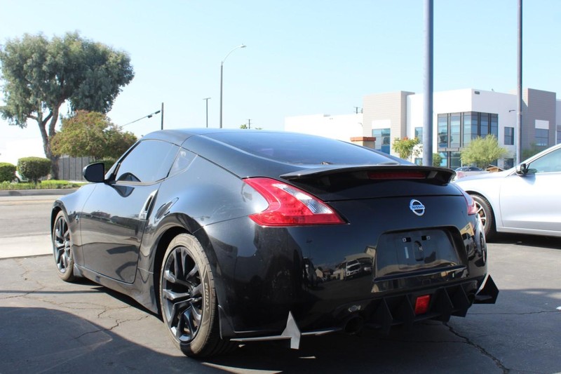 Nissan 370Z Vehicle Full-screen Gallery Image 04