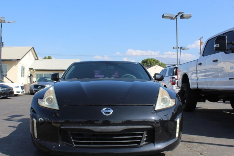 Nissan 370Z Vehicle Full-screen Gallery Image 05