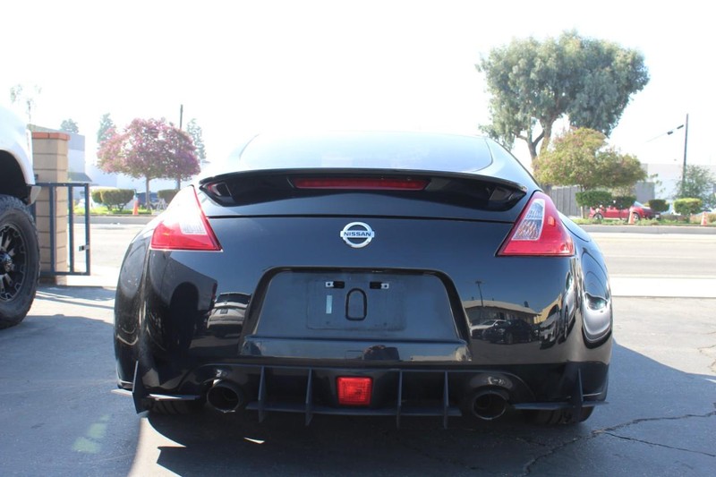 Nissan 370Z Vehicle Full-screen Gallery Image 06
