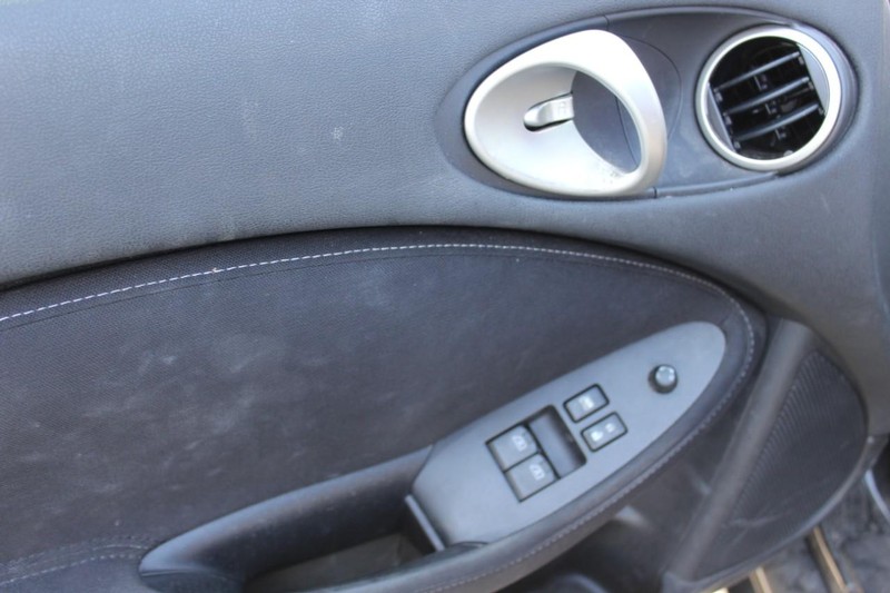 Nissan 370Z Vehicle Full-screen Gallery Image 07