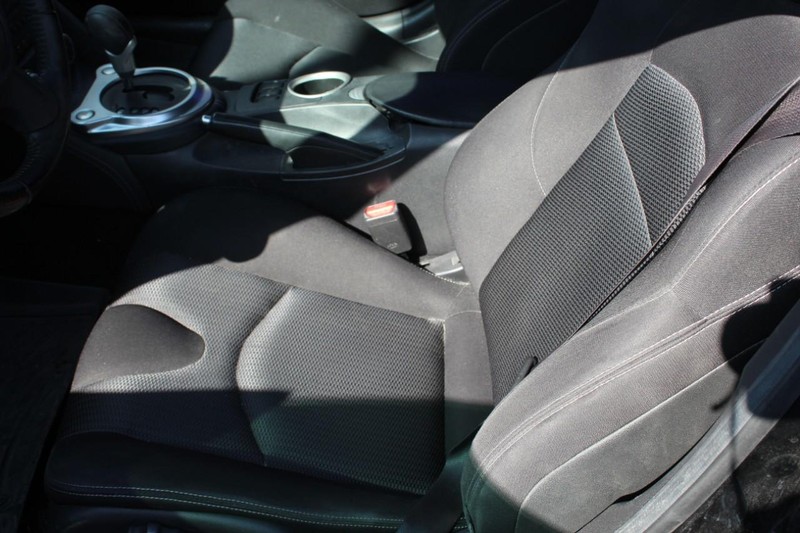 Nissan 370Z Vehicle Full-screen Gallery Image 08