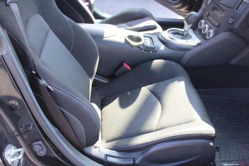 Nissan 370Z Vehicle Full-screen Gallery Image 09