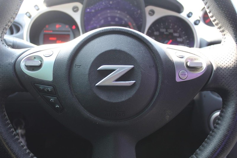 Nissan 370Z Vehicle Full-screen Gallery Image 10