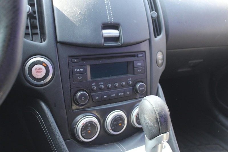 Nissan 370Z Vehicle Full-screen Gallery Image 11