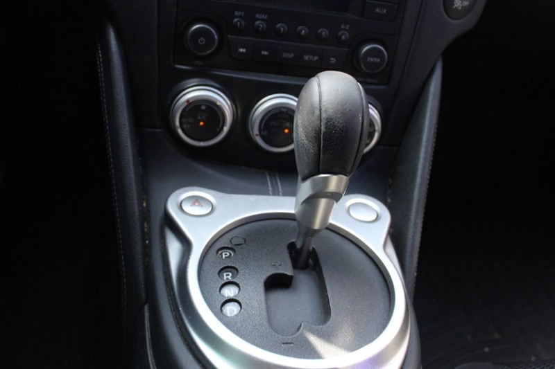 Nissan 370Z Vehicle Full-screen Gallery Image 12