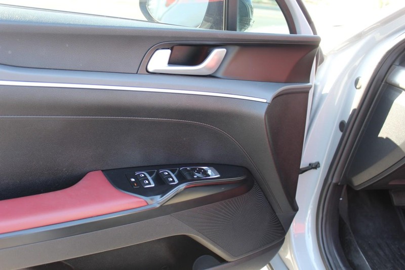 Kia K5 Vehicle Full-screen Gallery Image 09