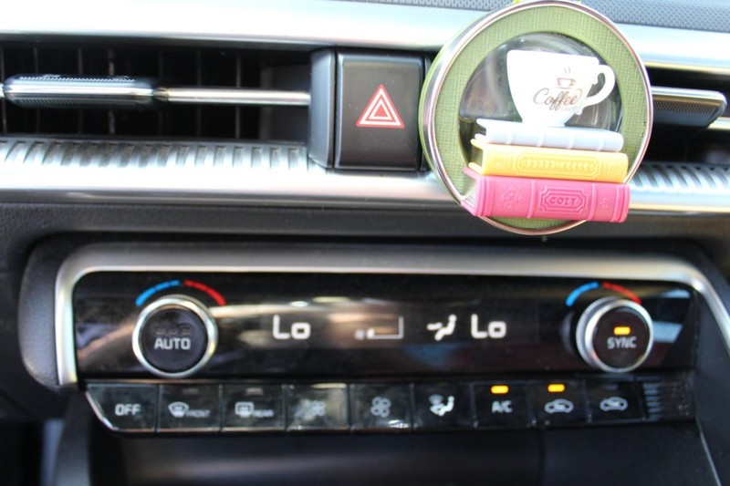 Kia K5 Vehicle Full-screen Gallery Image 12