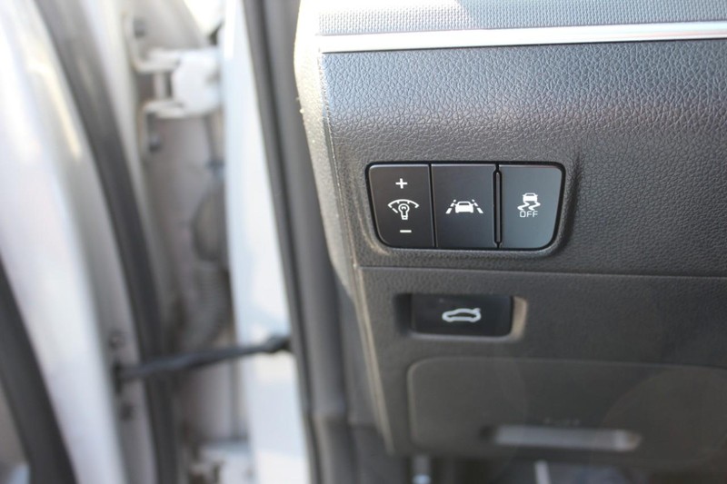 Kia K5 Vehicle Full-screen Gallery Image 21