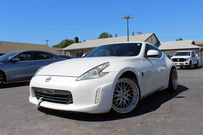 Nissan 370Z Vehicle Full-screen Gallery Image 01
