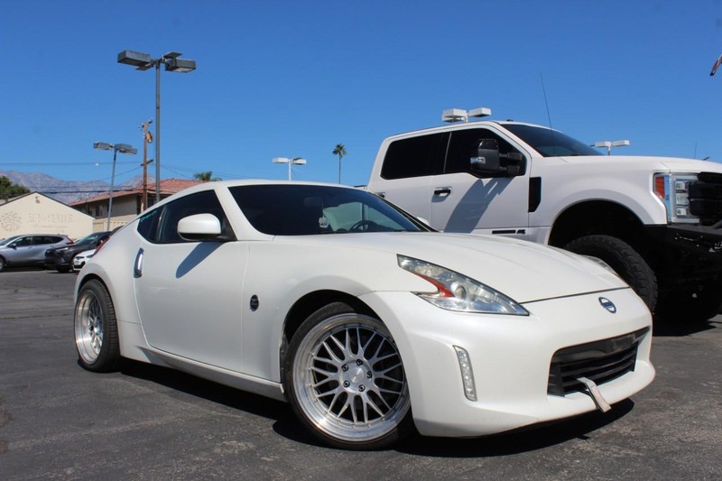 Nissan 370Z Vehicle Full-screen Gallery Image 02