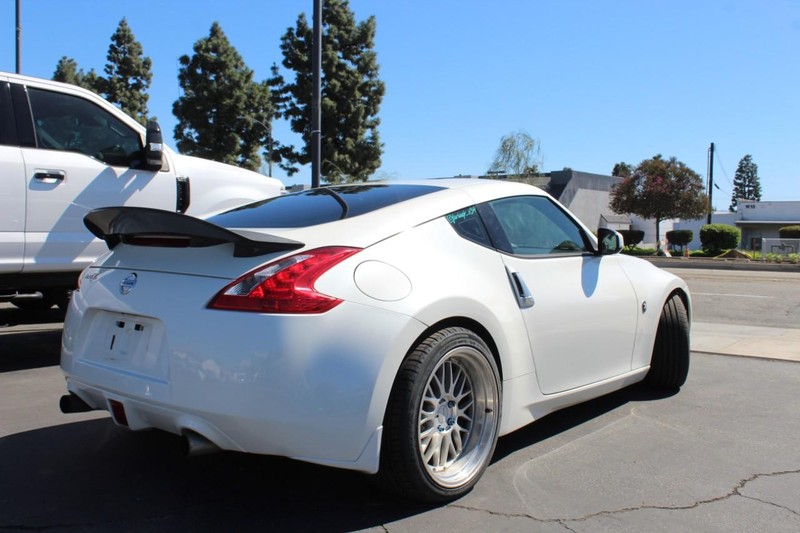 Nissan 370Z Vehicle Full-screen Gallery Image 03
