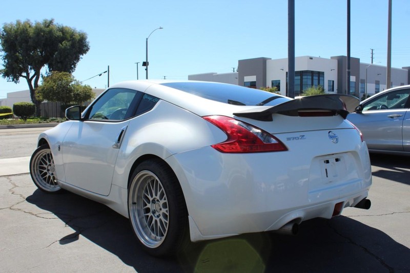 Nissan 370Z Vehicle Full-screen Gallery Image 04