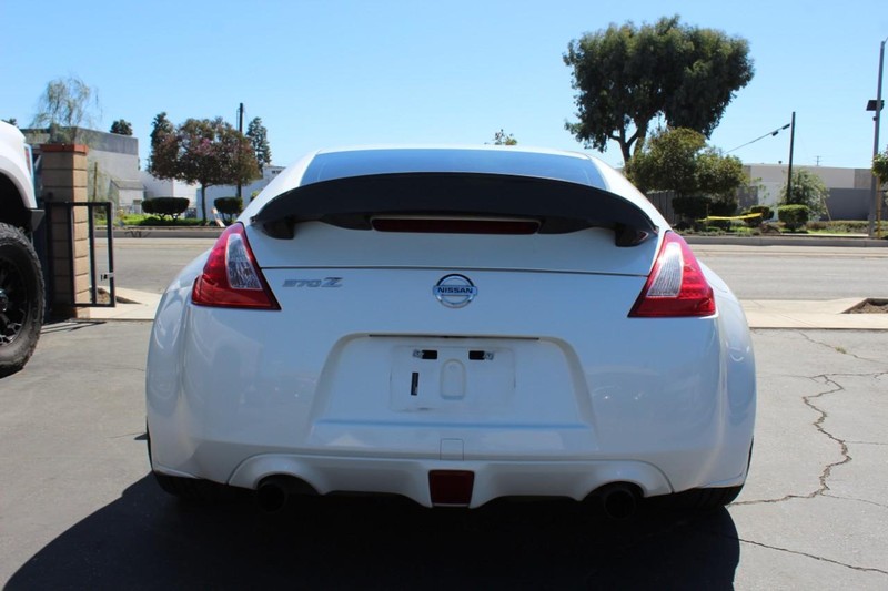 Nissan 370Z Vehicle Full-screen Gallery Image 06