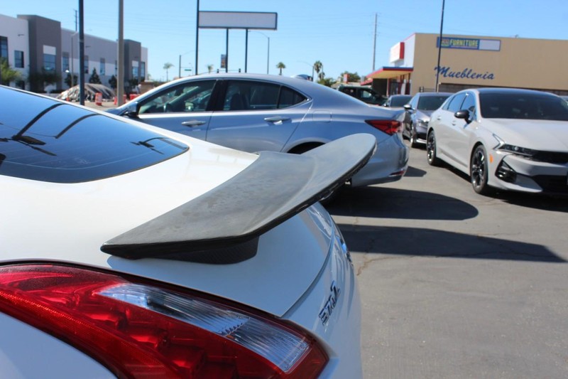 Nissan 370Z Vehicle Full-screen Gallery Image 07