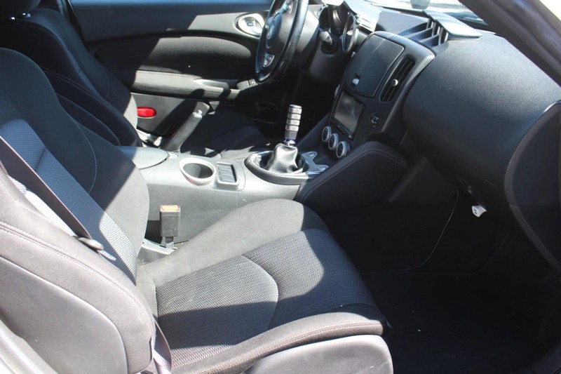 Nissan 370Z Vehicle Full-screen Gallery Image 09