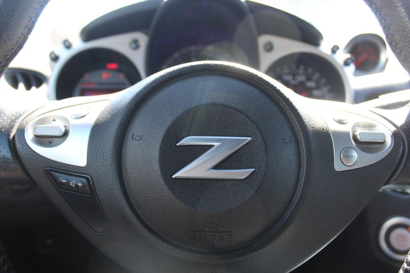 Nissan 370Z Vehicle Full-screen Gallery Image 10