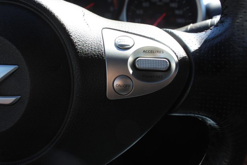Nissan 370Z Vehicle Full-screen Gallery Image 11