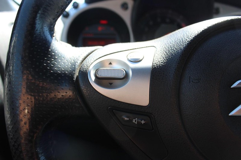 Nissan 370Z Vehicle Full-screen Gallery Image 12