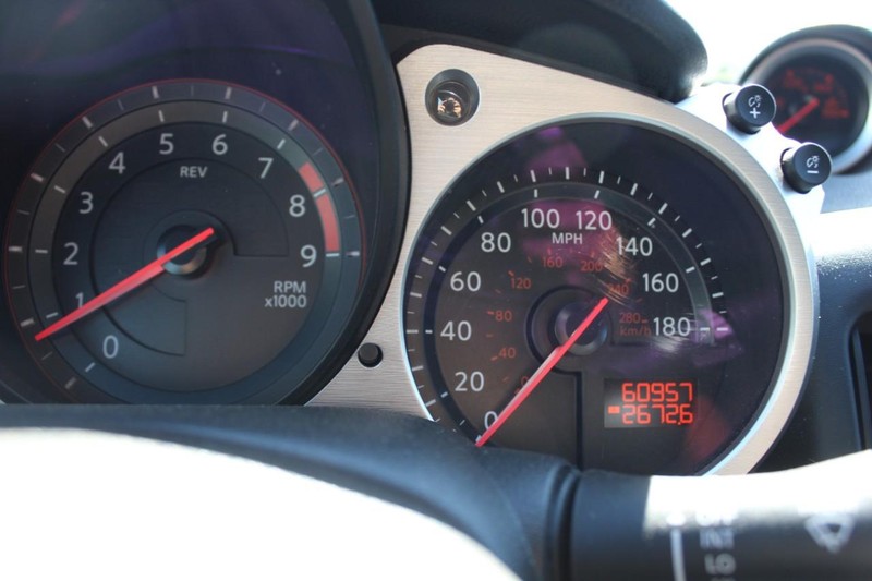 Nissan 370Z Vehicle Full-screen Gallery Image 13
