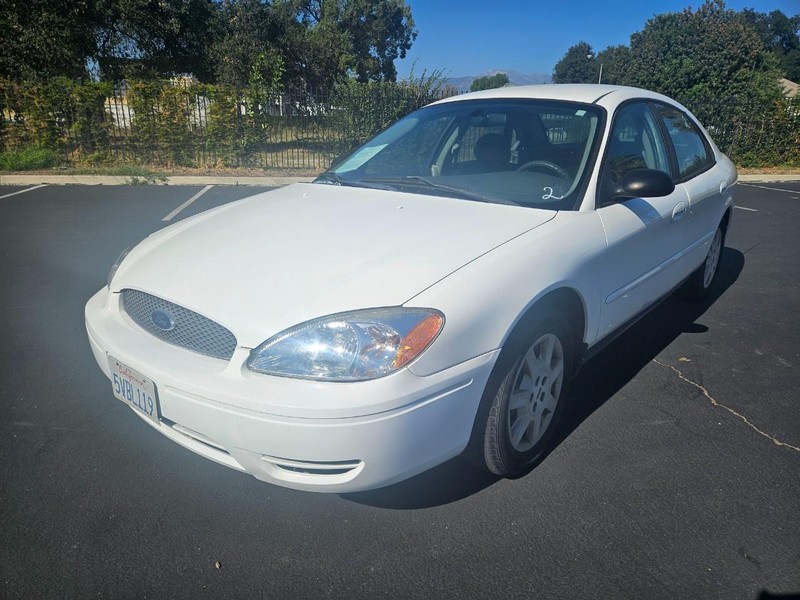 Ford Taurus Vehicle Full-screen Gallery Image 01