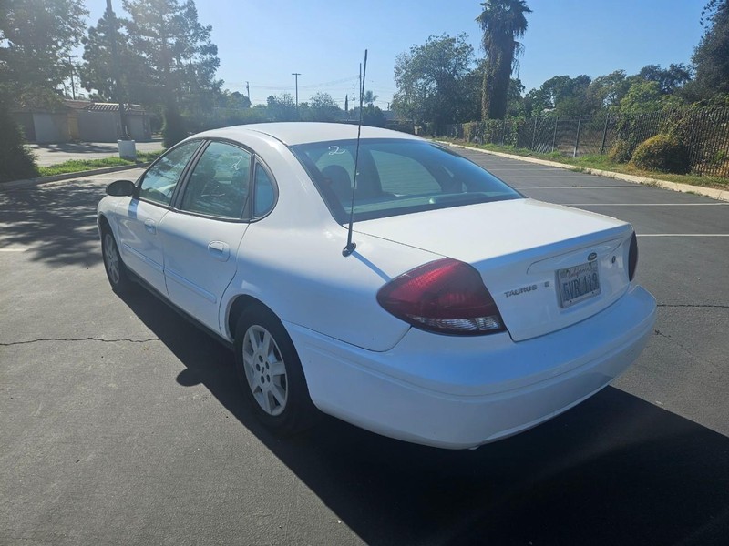 Ford Taurus Vehicle Full-screen Gallery Image 03