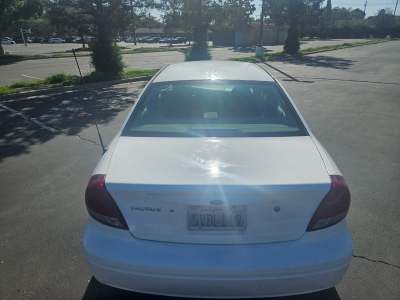 Ford Taurus Vehicle Full-screen Gallery Image 04
