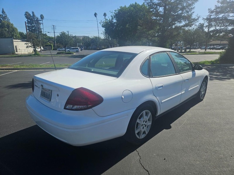 Ford Taurus Vehicle Full-screen Gallery Image 05