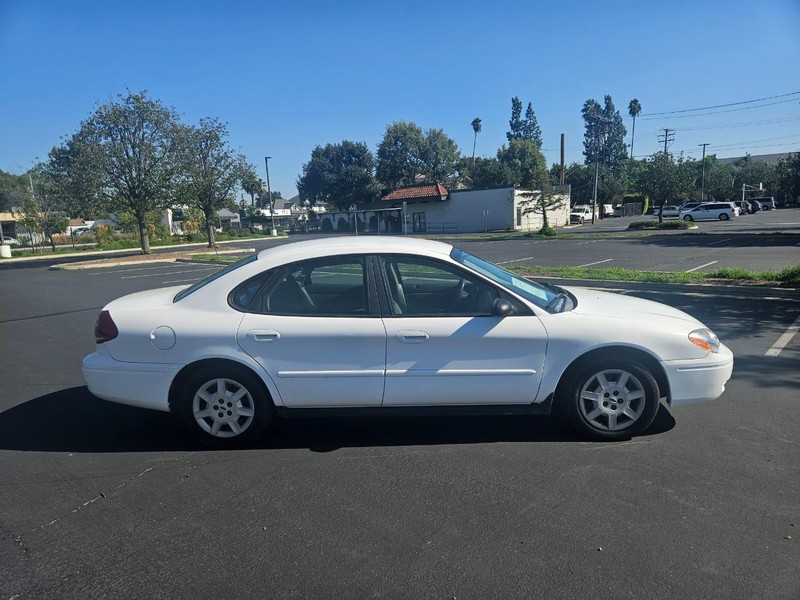 Ford Taurus Vehicle Full-screen Gallery Image 06