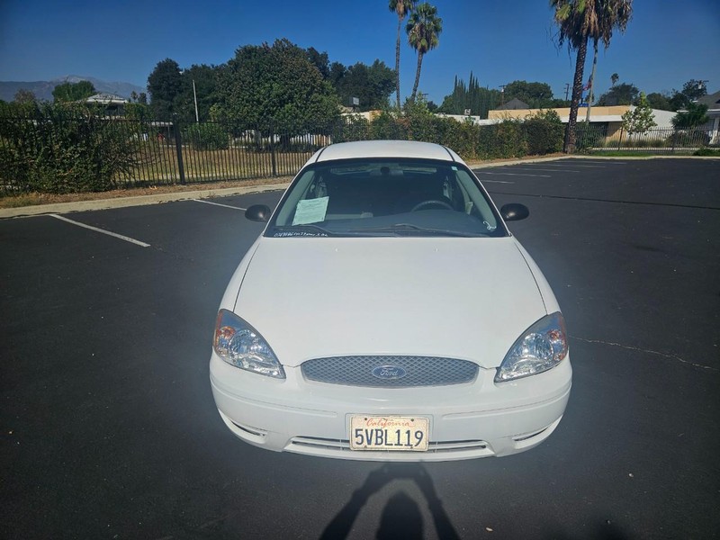 Ford Taurus Vehicle Full-screen Gallery Image 08