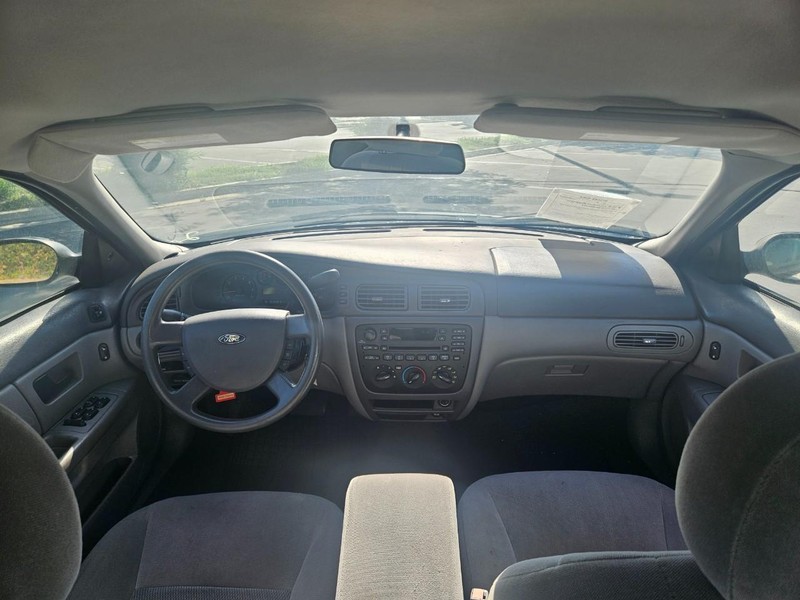 Ford Taurus Vehicle Full-screen Gallery Image 09