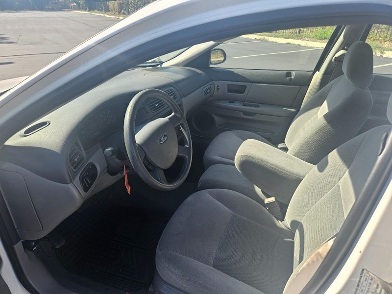 Ford Taurus Vehicle Full-screen Gallery Image 11