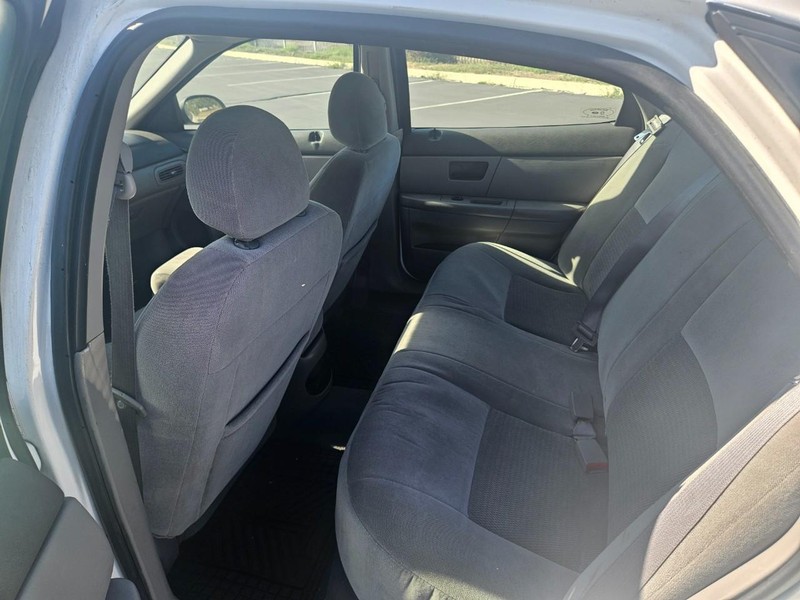 Ford Taurus Vehicle Full-screen Gallery Image 12