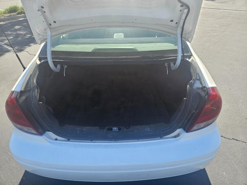 Ford Taurus Vehicle Full-screen Gallery Image 13