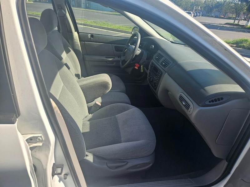 Ford Taurus Vehicle Full-screen Gallery Image 15
