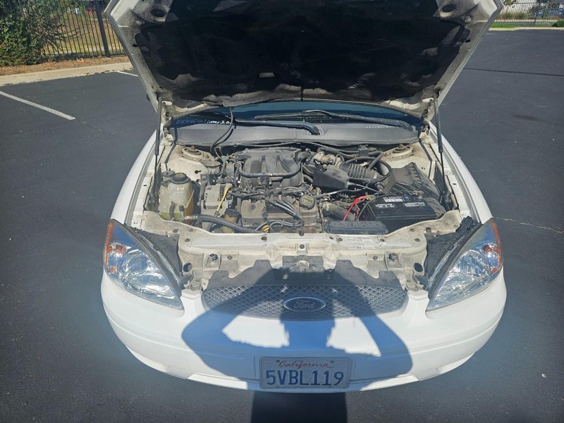 Ford Taurus Vehicle Full-screen Gallery Image 16