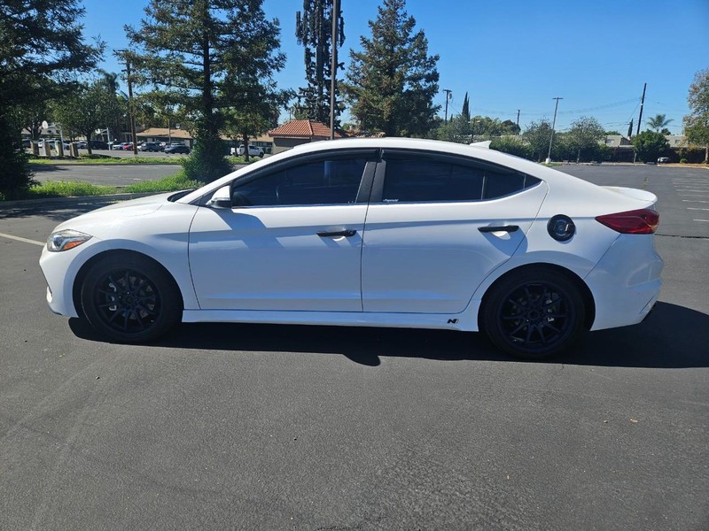 Hyundai Elantra Vehicle Full-screen Gallery Image 02