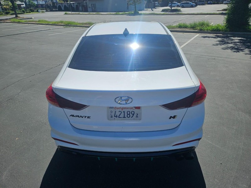 Hyundai Elantra Vehicle Full-screen Gallery Image 04