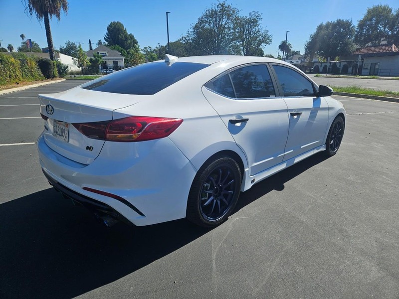 Hyundai Elantra Vehicle Full-screen Gallery Image 05