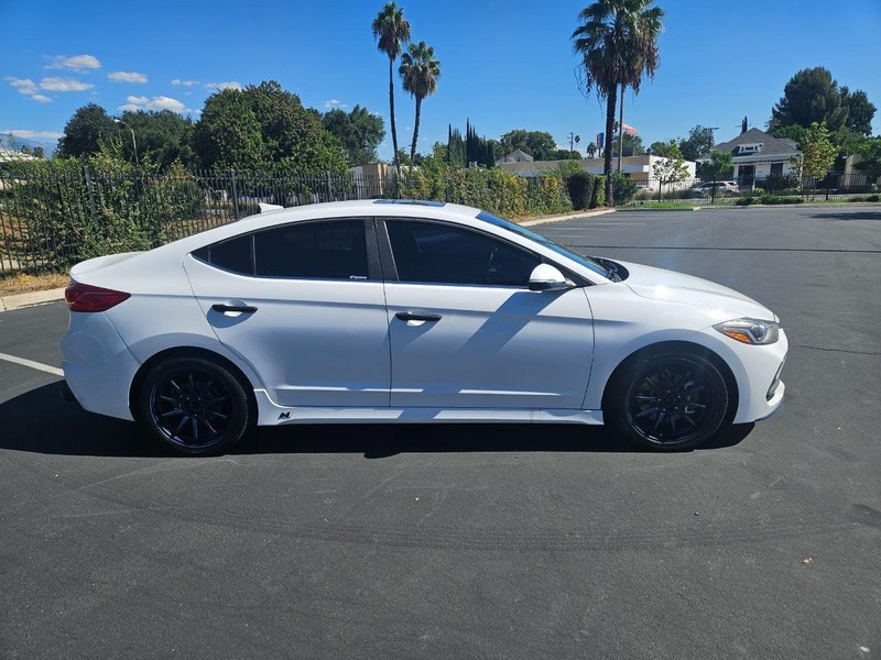 Hyundai Elantra Vehicle Full-screen Gallery Image 06