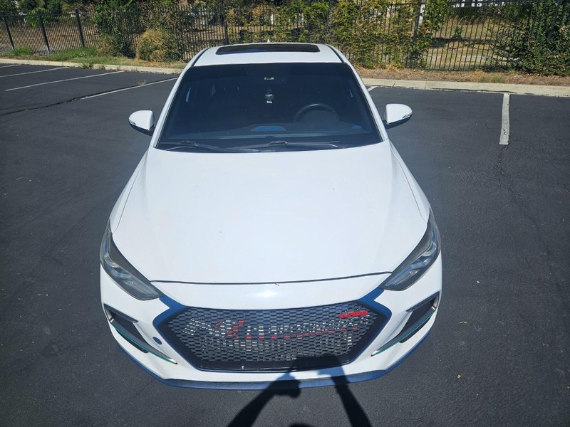 Hyundai Elantra Vehicle Full-screen Gallery Image 09
