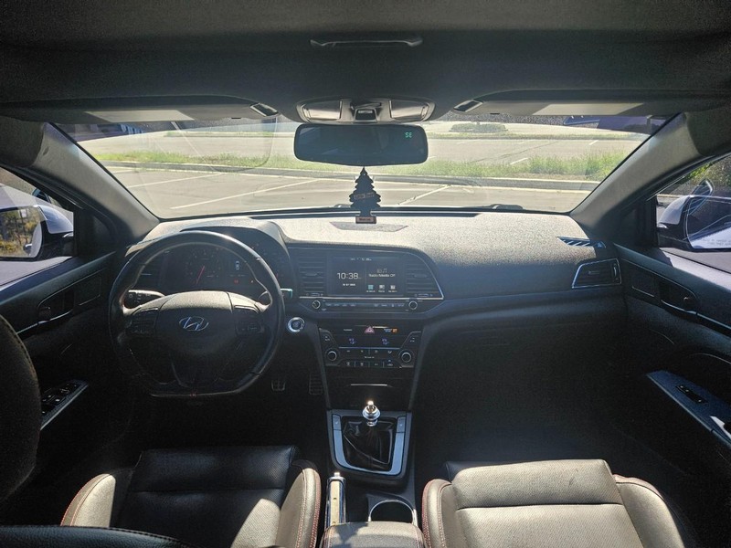 Hyundai Elantra Vehicle Full-screen Gallery Image 10