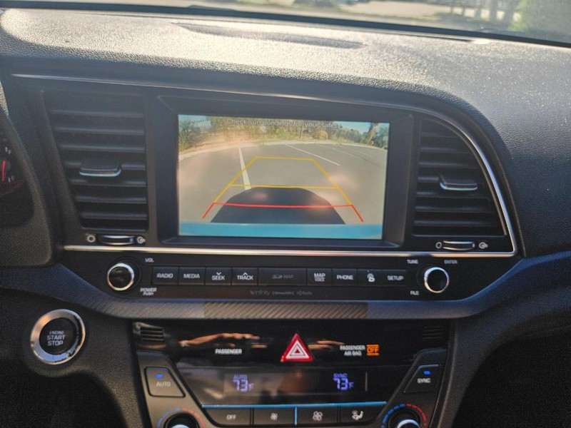 Hyundai Elantra Vehicle Full-screen Gallery Image 11